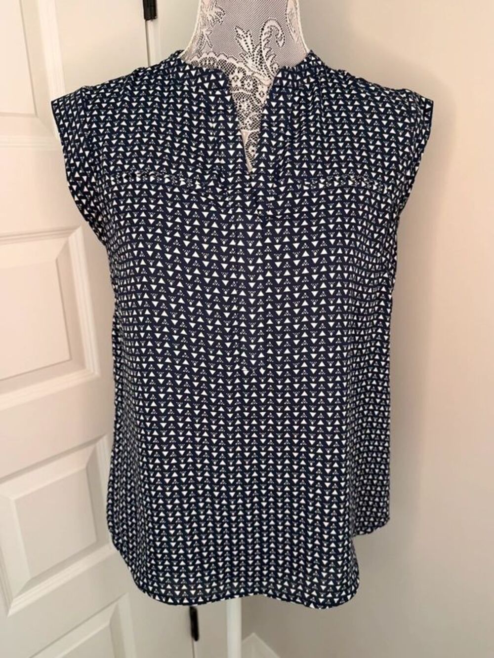 The Limited Sleeveless Blouse Geometric Print Lightweight Woven Top Size Small